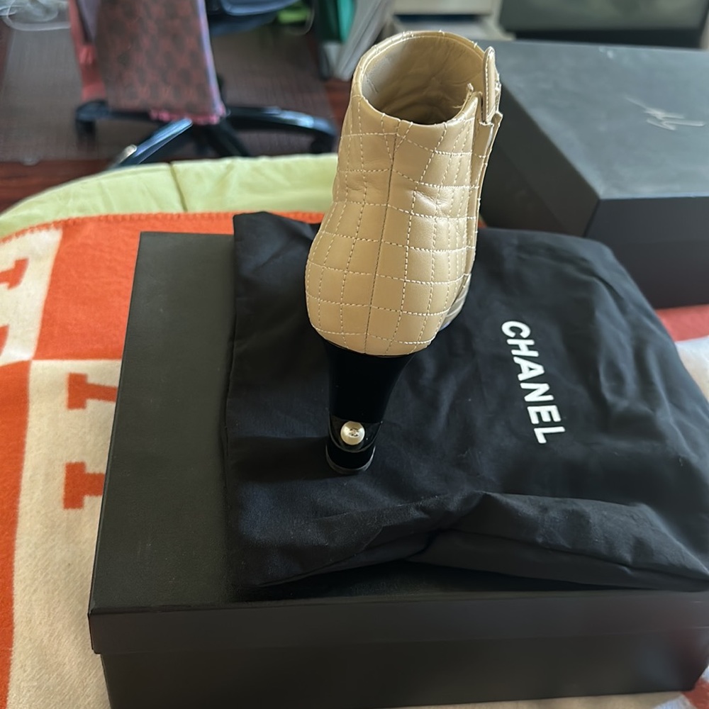 Size 37.5 with Original Box and dust bags - Picture 2 of 4